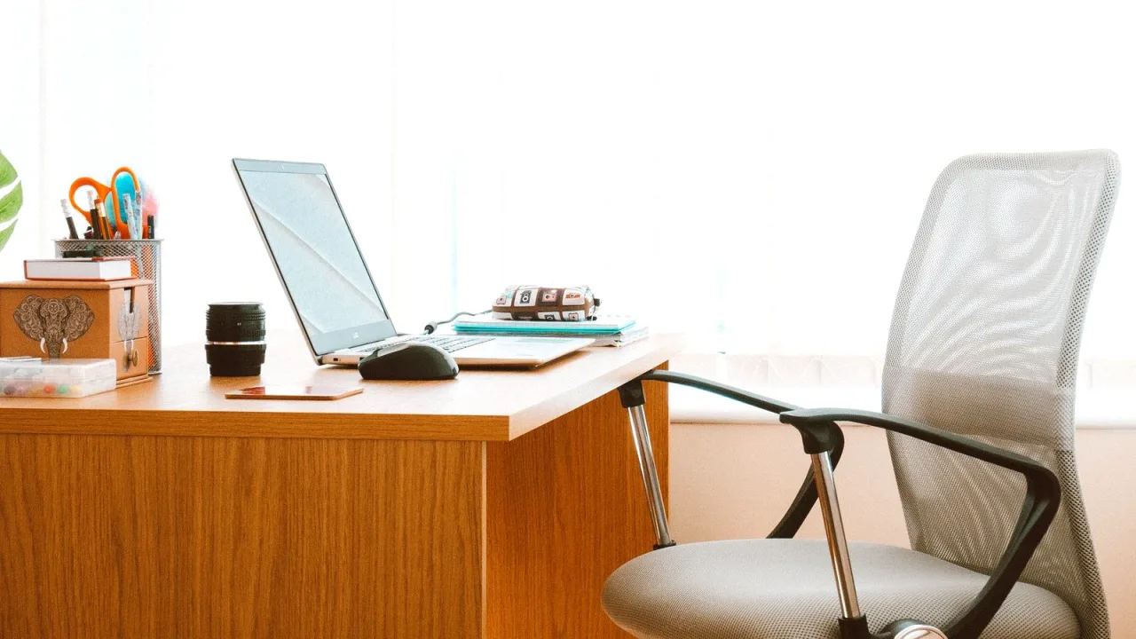 Ofis masasında çalışan kişi